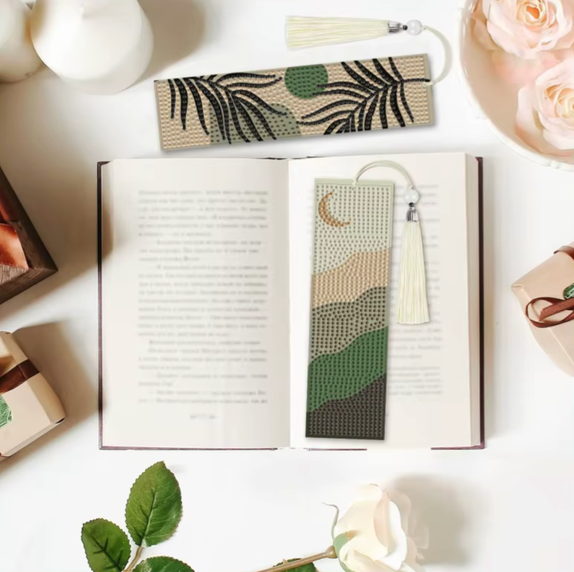 Marcador de Páginas de Pintura com Diamantes - Lua e Folhas Verdes