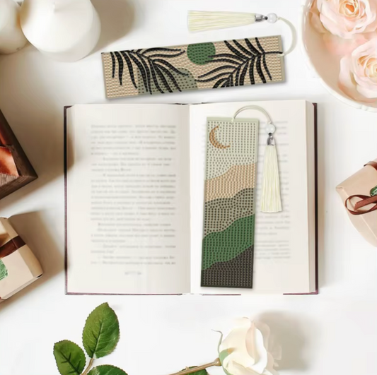 Marcador de Páginas de Pintura com Diamantes - Lua e Folhas Verdes