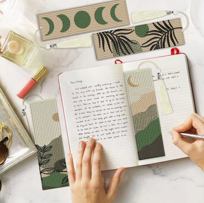 Marcador de Páginas de Pintura com Diamantes - Lua e Folhas Verdes